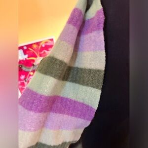 Beautiful spring or fall scarf in perfect condition